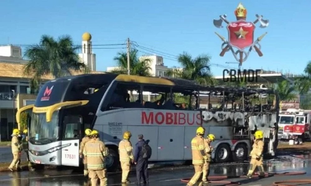 Ônibus de turismo com 25 jogadoras de futebol de Tocantins pega fogo em Brasília; veja vídeo