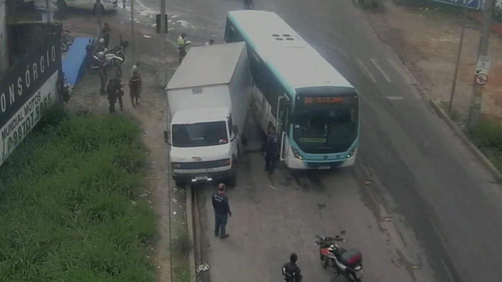 Caminhão atropela e mata ciclista antes de colidir em ônibus em Fortaleza